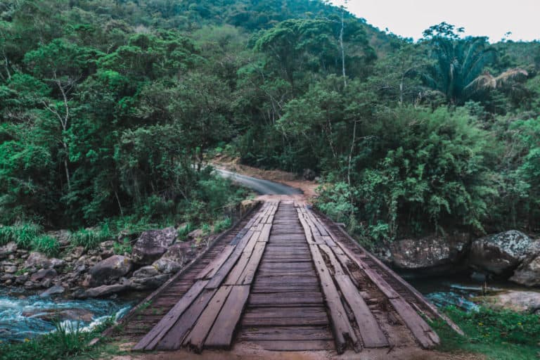 Ponte de madeira para encontro dos rios em Nova Friburgo