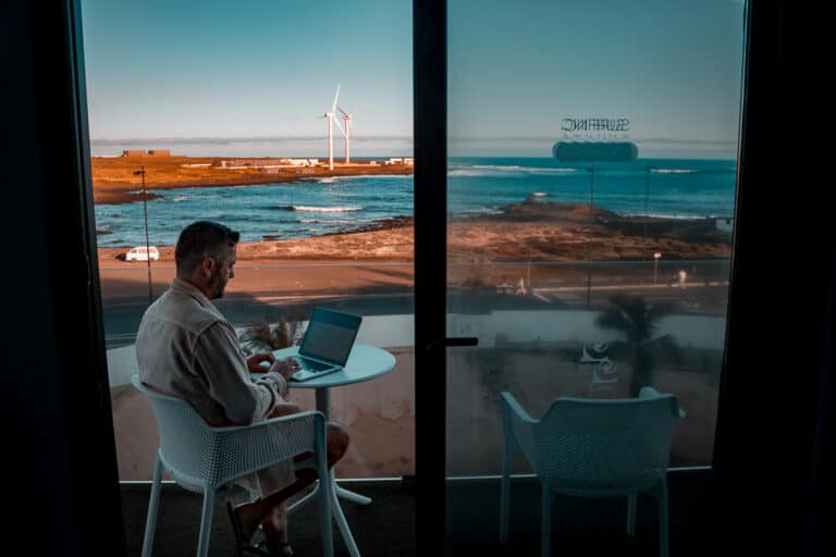 8 mejores páginas para buscar trabajo online y teletrabajo en 2025 2 Vista quarto Surfe Colors
